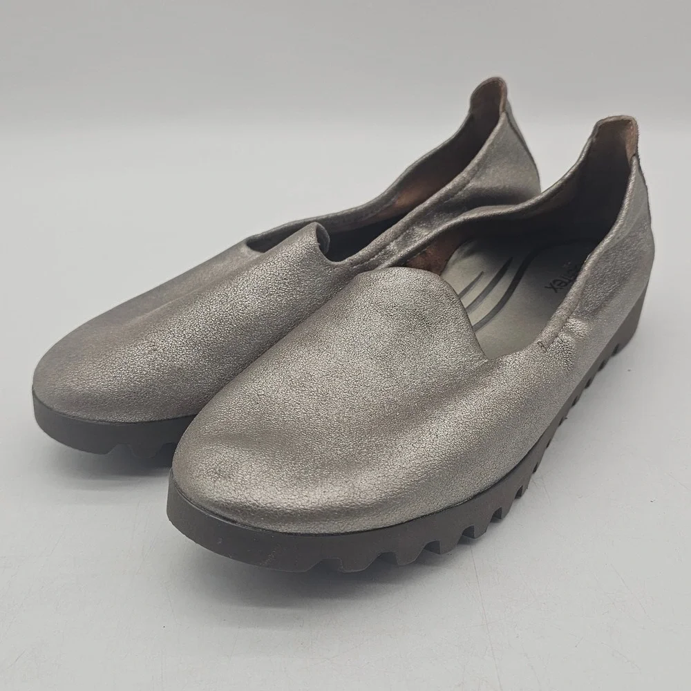 New without box Aetrex brushed silver size 7 comfort flat loafer shoes